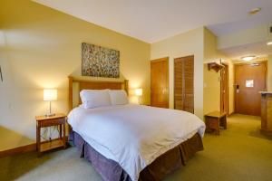 ein Schlafzimmer mit einem großen weißen Bett in einem Zimmer in der Unterkunft Ski-InandSki-Out Studio at Sundial Lodge with Hot Tub! in Park City