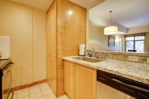 eine Küche mit Spüle und Theke in der Unterkunft Ski-InandSki-Out Studio at Sundial Lodge with Hot Tub! in Park City + 29 Fotos