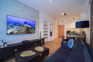 Μια τηλεόραση ή/και κέντρο ψυχαγωγίας στο Lulu Apartments - LAGUNA - Apartament dwupokojowy - Sauna Netflix Chill PS4 - Blisko morza !