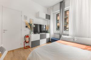 ein Schlafzimmer mit einem Bett und einem Fernseher in der Unterkunft Casa San Siro-Stadio - Stadio e Metropolitana in Mailand