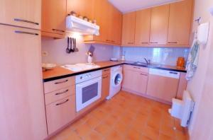 Dapur atau dapur kecil di Panoramic Sea View Villa in private residence with pool