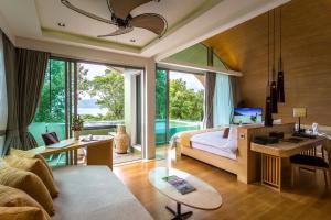 Postel nebo postele na pokoji v ubytování Crest Resort & Pool Villas - SHA Extra Plus