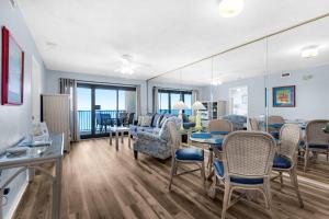 パナマ・シティ・ビーチにあるCommodore 902のダイニングテーブルと椅子のあるリビングルーム