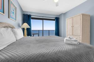 パナマ・シティ・ビーチにあるCommodore 902の海の見えるベッドのある寝室