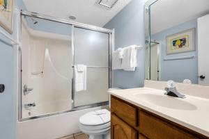 パナマ・シティ・ビーチにあるCommodore 902のシャワー、トイレ、洗面台を備えたバスルーム +37枚の写真