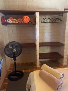 ein Zimmer mit Kamin, Ventilator und Handtüchern in der Unterkunft Vila Mangueira in Cavalcante