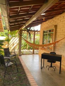 Ein Klavier steht auf einer Terrasse mit Stühlen. in der Unterkunft Vila Mangueira in Cavalcante