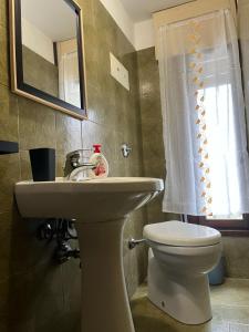 Koupelna v ubytování La Caliera 5 Casa Vacanze + 21 fotografií