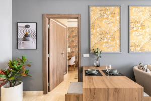 Posezení v ubytování The Twenty-Six Palmier by IB Signature - Design 1Bedroom Apt with Wifi, Parking, Self check-in, 24 x7 Security - City View with terrace - Walk to Cafes! City Centre, Tram