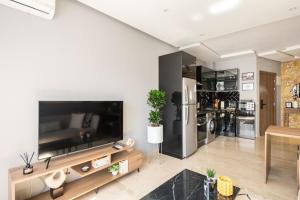 Kuchyň nebo kuchyňský kout v ubytování The Twenty-Six Palmier by IB Signature - Design 1Bedroom Apt with Wifi, Parking, Self check-in, 24 x7 Security - City View with terrace - Walk to Cafes! City Centre, Tram