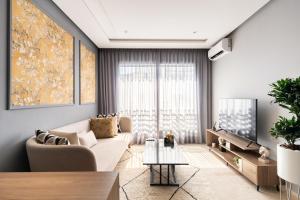 Posezení v ubytování The Twenty-Six Palmier by IB Signature - Design 1Bedroom Apt with Wifi, Parking, Self check-in, 24 x7 Security - City View with terrace - Walk to Cafes! City Centre, Tram