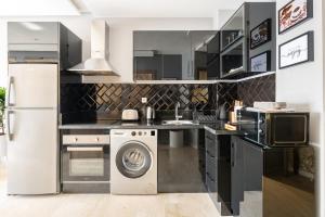 Kuchyň nebo kuchyňský kout v ubytování The Twenty-Six Palmier by IB Signature - Design 1Bedroom Apt with Wifi, Parking, Self check-in, 24 x7 Security - City View with terrace - Walk to Cafes! City Centre, Tram