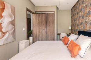 Postel nebo postele na pokoji v ubytování The Twenty-Six Palmier by IB Signature - Design 1Bedroom Apt with Wifi, Parking, Self check-in, 24 x7 Security - City View with terrace - Walk to Cafes! City Centre, Tram