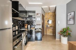 Kuchyň nebo kuchyňský kout v ubytování The Twenty-Six Palmier by IB Signature - Design 1Bedroom Apt with Wifi, Parking, Self check-in, 24 x7 Security - City View with terrace - Walk to Cafes! City Centre, Tram