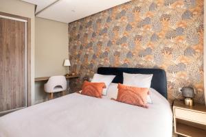 Postel nebo postele na pokoji v ubytování The Twenty-Six Palmier by IB Signature - Design 1Bedroom Apt with Wifi, Parking, Self check-in, 24 x7 Security - City View with terrace - Walk to Cafes! City Centre, Tram