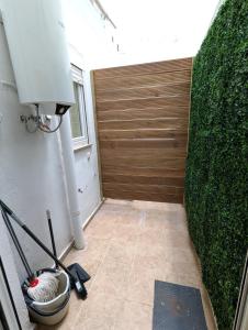 um quarto com uma porta e uma parede verde em Estudios en la playa em Valência mais 21 fotografias