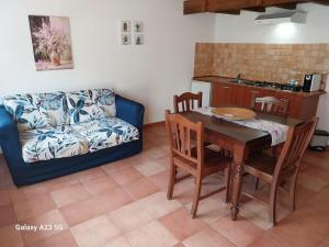 a living room with a table and a couch at Villa Elster Country House in Collecorvino