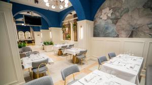 Μια τηλεόραση ή/και κέντρο ψυχαγωγίας στο Zind Naaba Appart Hôtel