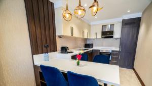 Η κουζίνα ή μικρή κουζίνα στο Zind Naaba Appart Hôtel