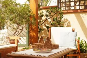 einen Tisch im Freien mit einem Stuhl und einer Schüssel darauf in der Unterkunft Casa Al Mare Sole e Relax in San Vito lo Capo