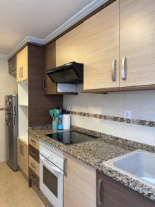 une cuisine avec un évier et un plan de travail dans l'établissement Hogar Mediterráneo, à Valence