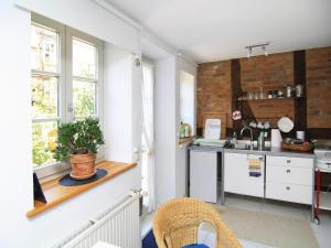 una piccola cucina con un lavello e un bancone di Ferienwohnung, Plau am See a Plau am See