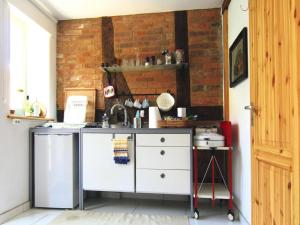 una cucina con un lavello e un muro di mattoni di Ferienwohnung, Plau am See a Plau am See
