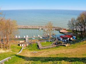Blick auf einen Yachthafen mit Booten im Wasser in der Unterkunft Ferienwohnung, Lohme in Lohme