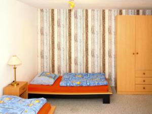 1 Schlafzimmer mit 2 Betten, einer Kommode und einem Bettrock in der Unterkunft Ferienwohnung, Lohme in Lohme