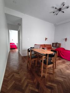 ein Wohnzimmer mit Esstisch und Couch in der Unterkunft Ciudad de Buenos Aires - próximo a la Recoleta Teatro Colón Obelisco - Apartamento ideal para parejas y familias C in Buenos Aires