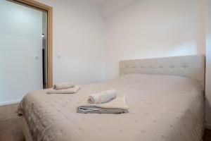 Tempat tidur dalam kamar di NOVA Apartmani