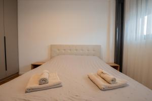 Tempat tidur dalam kamar di NOVA Apartmani