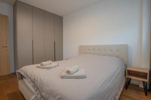 Tempat tidur dalam kamar di NOVA Apartmani