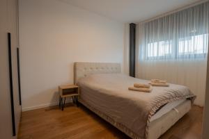 Tempat tidur dalam kamar di NOVA Apartmani