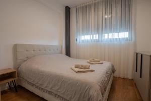 Tempat tidur dalam kamar di NOVA Apartmani