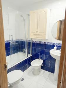 Ένα μπάνιο στο Habitación Estepona Rainbow