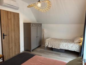 ein kleines Schlafzimmer mit einem Bett und einem Schrank in der Unterkunft Gîte les Huttières in Cravant-les-Coteaux