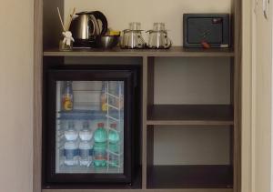 um frigorífico cheio de garrafas de água e um micro-ondas em Room with a view 105 em Roma