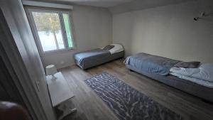 Postel nebo postele na pokoji v ubytování Kodinomainen majoitus Juoksenki, Napapiiri, Lappi