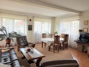 a living room with a table and a couch at Pensjonat Rezydencja Zuzanna Bed&Breakfast Sucha Beskidzka in Sucha Beskidzka