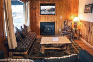 Χώρος καθιστικού στο Lazy R Cottages- 8 cabin