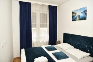 Ένα ή περισσότερα κρεβάτια σε δωμάτιο στο Apartman Panorama Banja Luka