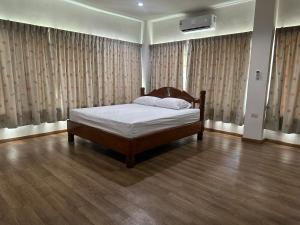 Ban Wat Pho Thongにあるpoolvilla Pathumthaniのカーテン付きのベッドルーム1室(ベッド1台付) +38枚の写真