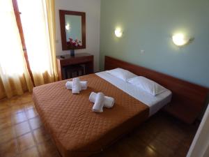 a bedroom with a bed with two towels on it at Villa Sofia in Ýpsos