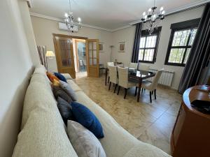 salon z kanapą i jadalnią w obiekcie Casa grande de tres plantas con parking gratis w mieście Linares