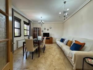 salon z kanapą i stołem w obiekcie Casa grande de tres plantas con parking gratis w mieście Linares