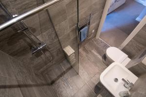 Un baño con inodoro y ducha de cristal. en Harrogate Train Station View, en Harrogate