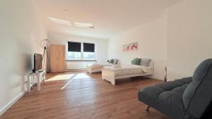 Una sala de estar con dos sofás y un televisor. en Komfort Apartment Neumünster Ideal für Firmen & Langzeitaufenthalte, en Neumünster