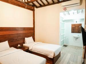Postel nebo postele na pokoji v ubytování Pendhapa Art Space - PAS Limasan Homestay