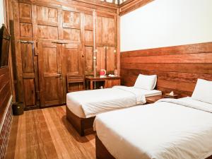 Postel nebo postele na pokoji v ubytování Pendhapa Art Space - PAS Limasan Homestay